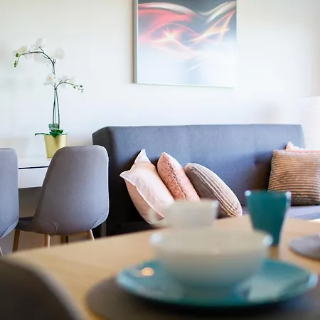شقة Modern With Parking And Balcony In By Renters