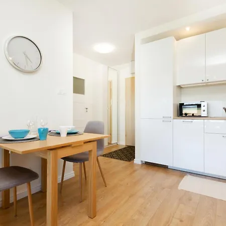 شقة Modern With Parking And Balcony In By Renters غدينيا